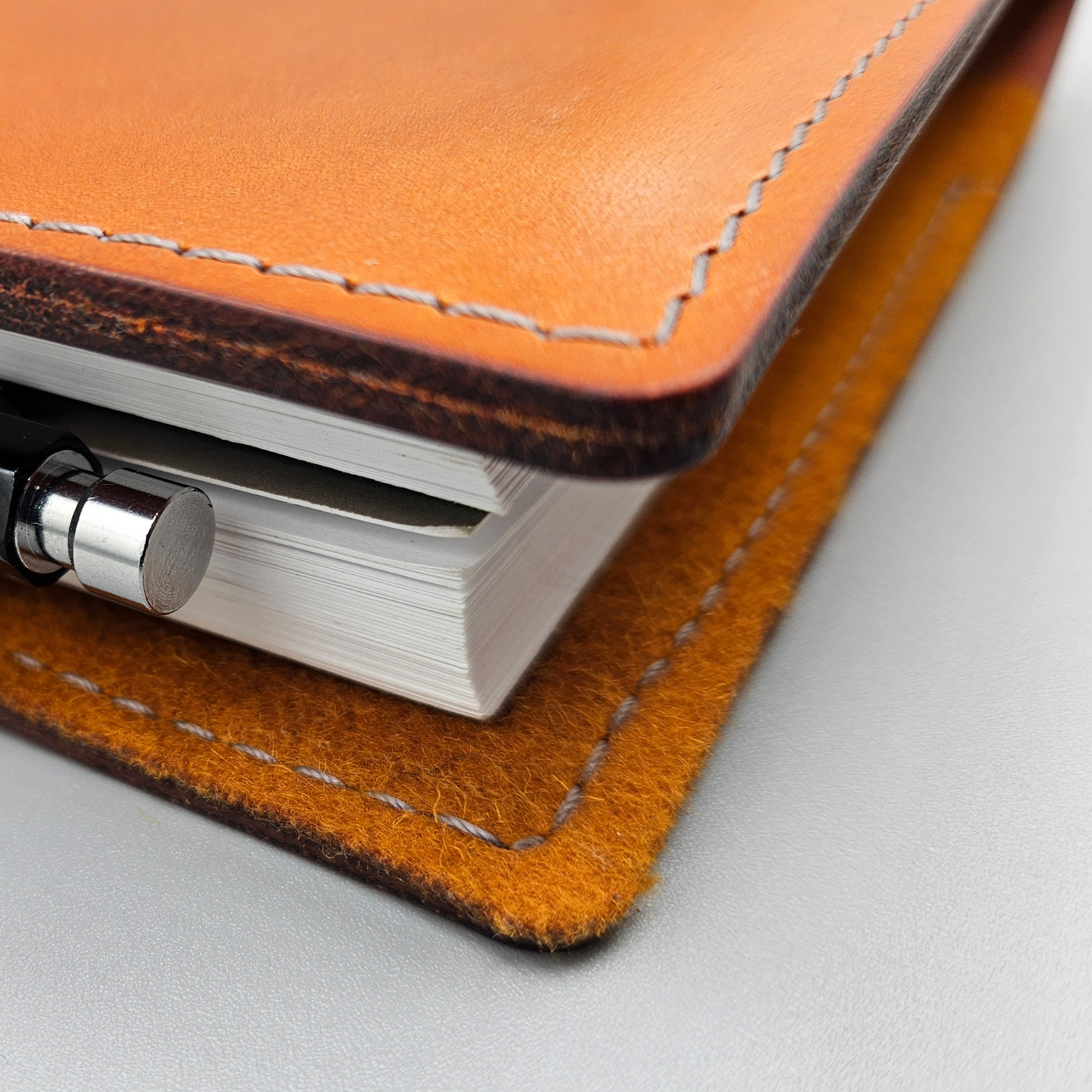 VOYAGER Leather Portfolio A5
